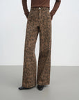 Chic Brown Straight-Leg Jeans: High-Waist Slim Fit