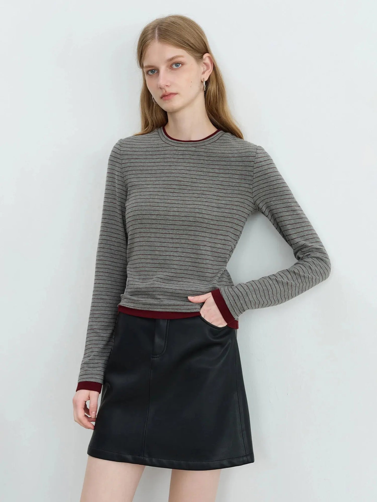 ZIQIAO 2025 New Autumn Petite Retro Contrast Stripe Knit T-Shirt Women's Black White Striped Top Round Neck Slim Fit Casual Tee - Loran