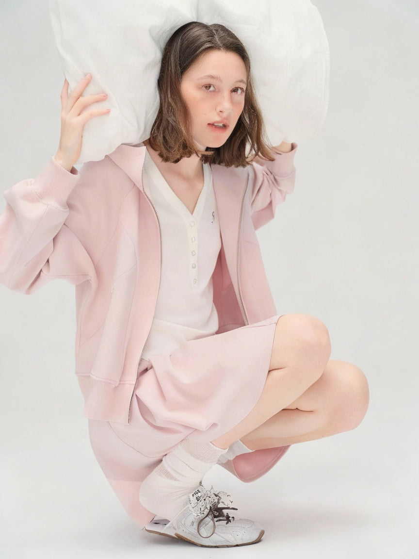 Person wearing a pink outfit with a white background, featuring the brand 'DUSHU'.