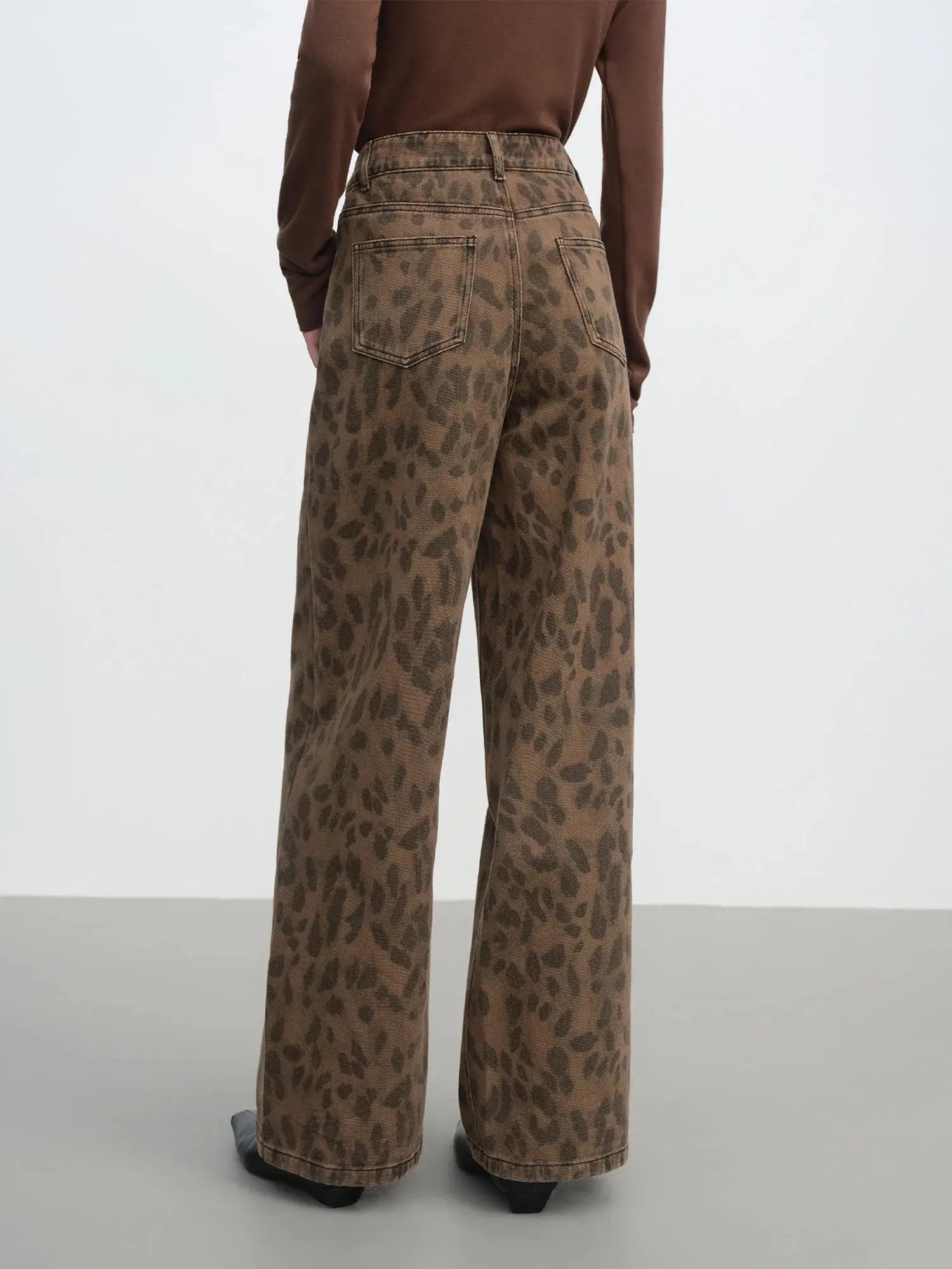 Chic Brown Straight-Leg Jeans: High-Waist Slim Fit - Loran