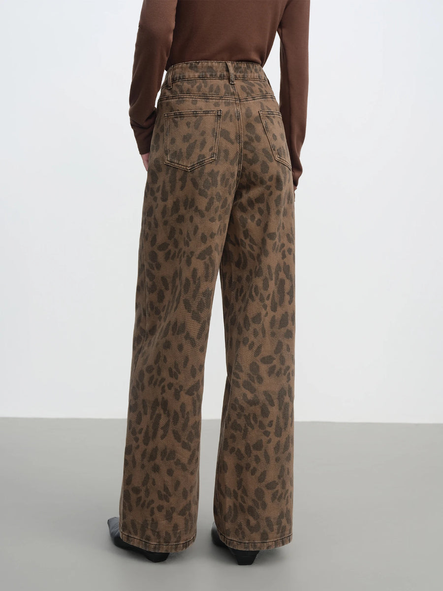 Chic Brown Straight-Leg Jeans: High-Waist Slim Fit