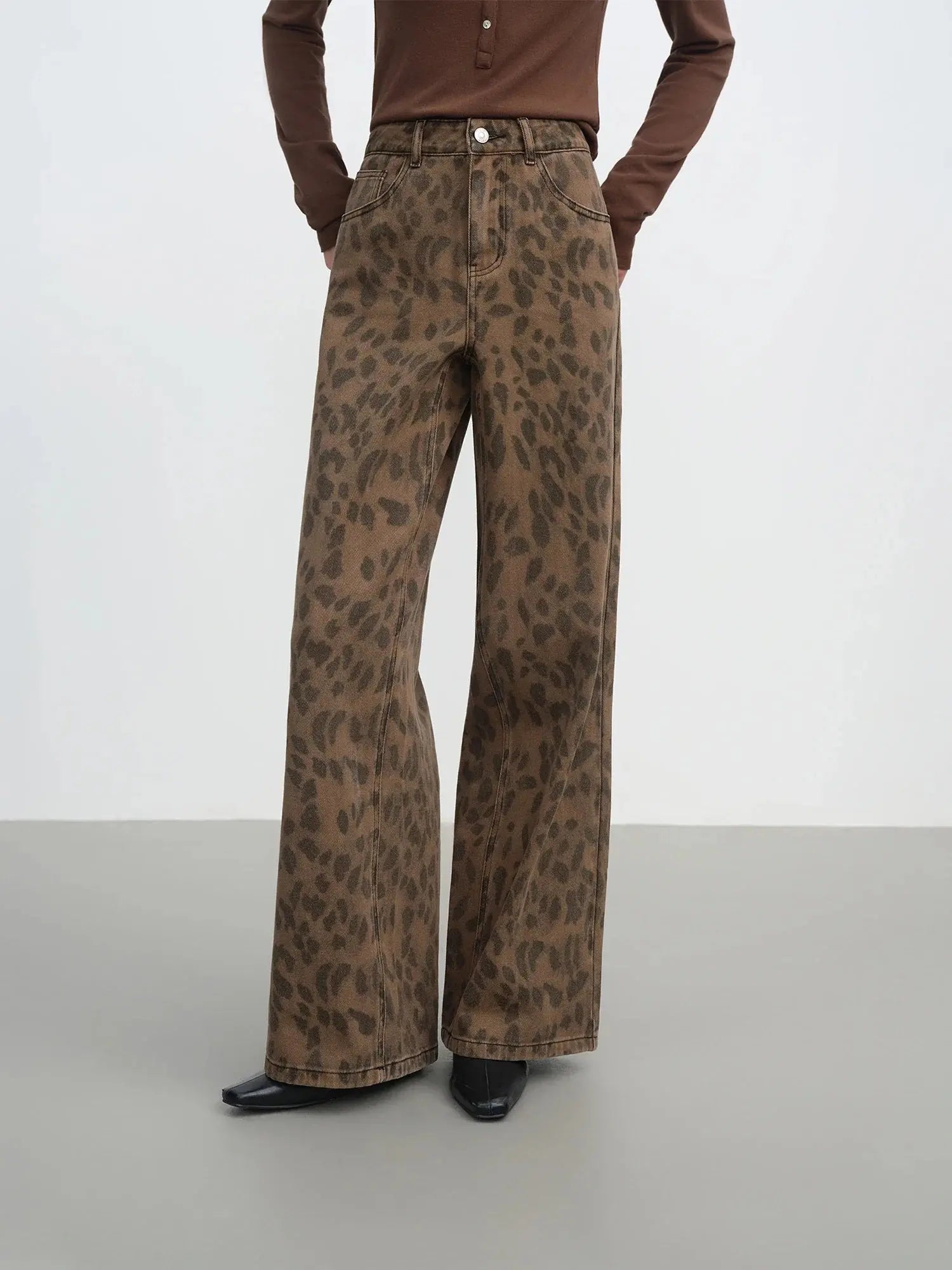 Chic Brown Straight-Leg Jeans: High-Waist Slim Fit - Loran