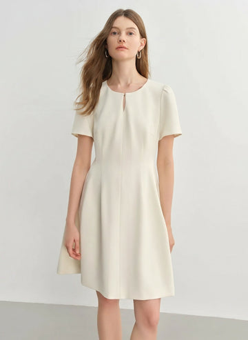 Woman wearing a white dress on a plain background with 'DUSHU' branding.