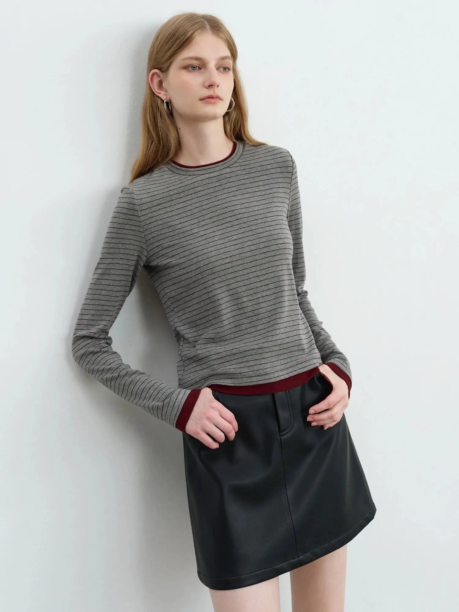 ZIQIAO 2025 New Autumn Petite Retro Contrast Stripe Knit T-Shirt Women's Black White Striped Top Round Neck Slim Fit Casual Tee - Loran