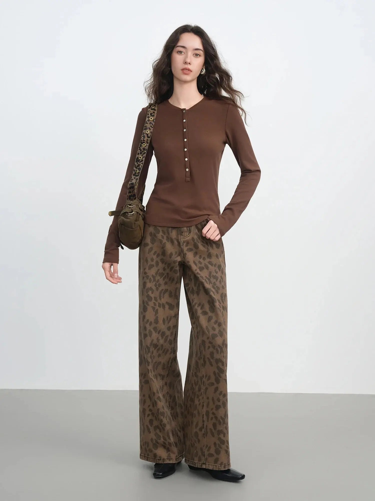Chic Brown Straight-Leg Jeans: High-Waist Slim Fit - Loran