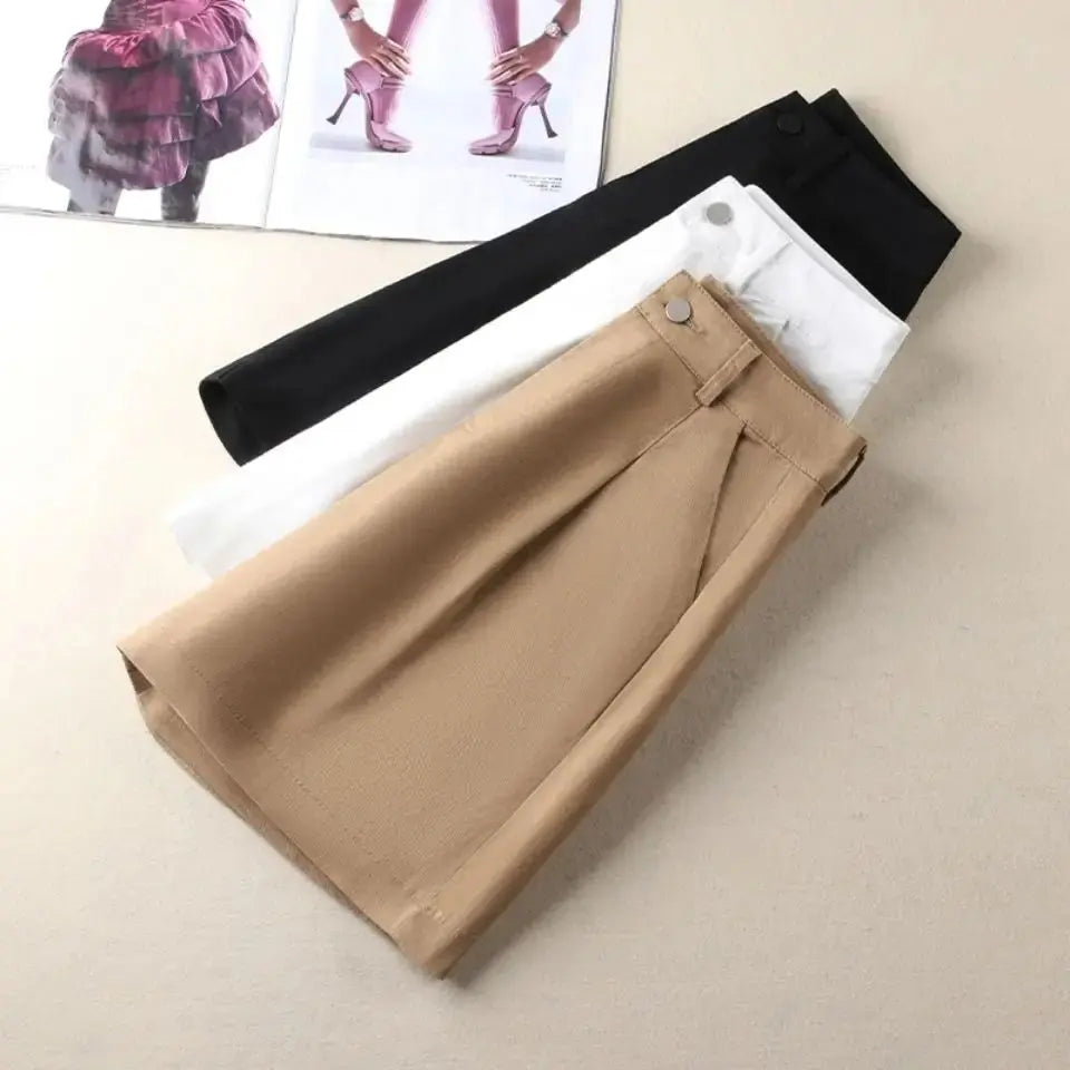 Structured Cotton Shorts: Straight-Leg Style with Belt - Loran