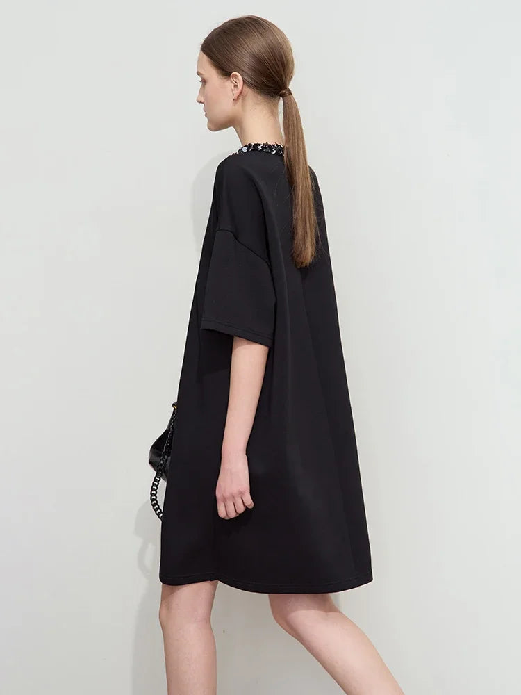 Elegant Mid-Length Knit Dress with Short Sleeves