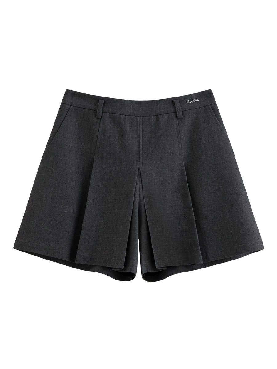 Comfortable and practical pleated shorts